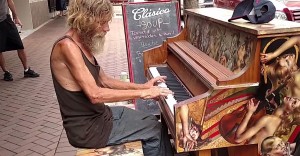 Morador de rua tocando piano em Sarasota, Flórida (Foto: Reprodução)