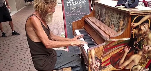 Morador de rua tocando piano em Sarasota, Flórida